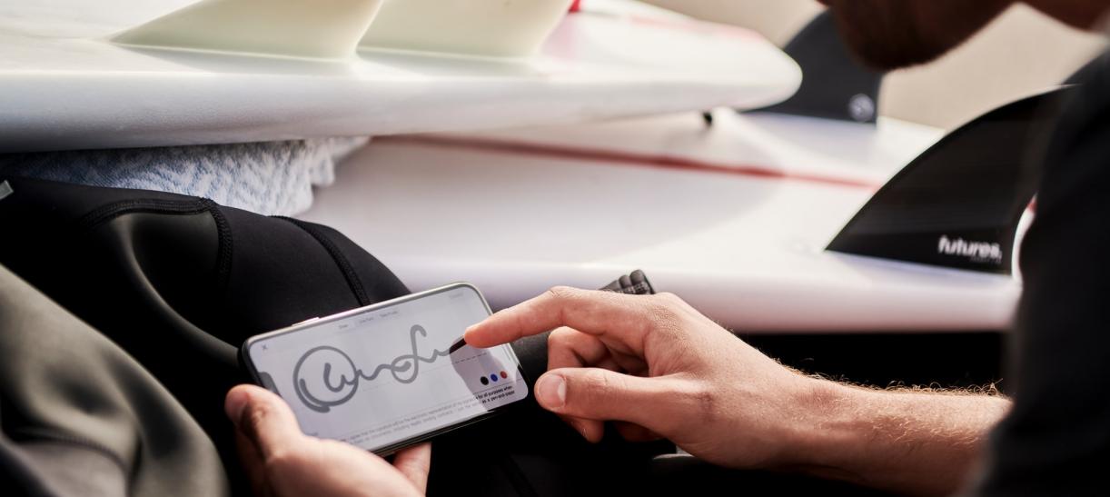 hombre firmando celular firma electronica