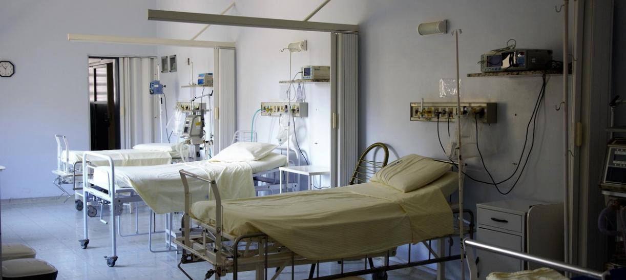 Foto de camas vacías en un cuarto de hospital.