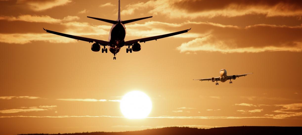 Foto de dos aviones volando hacia el horizonte.