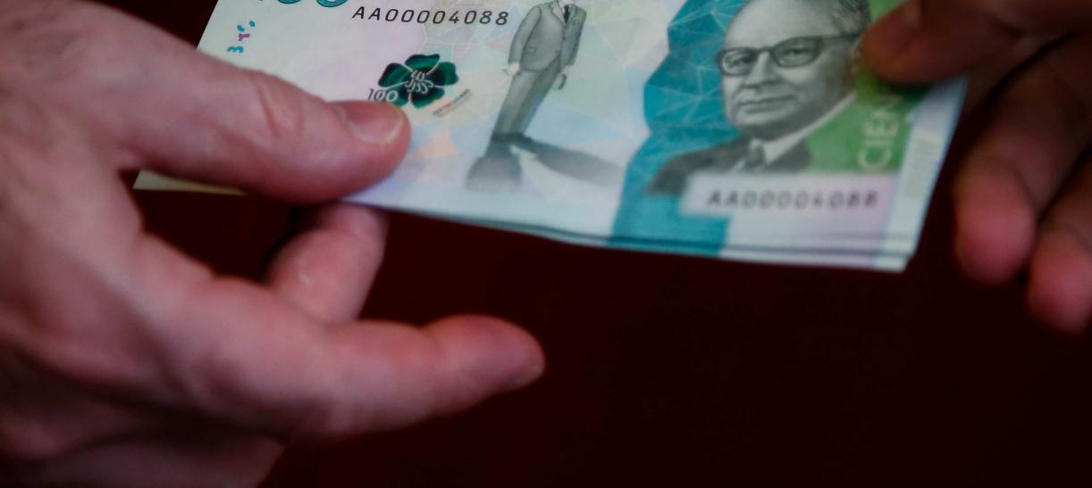 Foto de billete de 100.000 pesos colombianos.