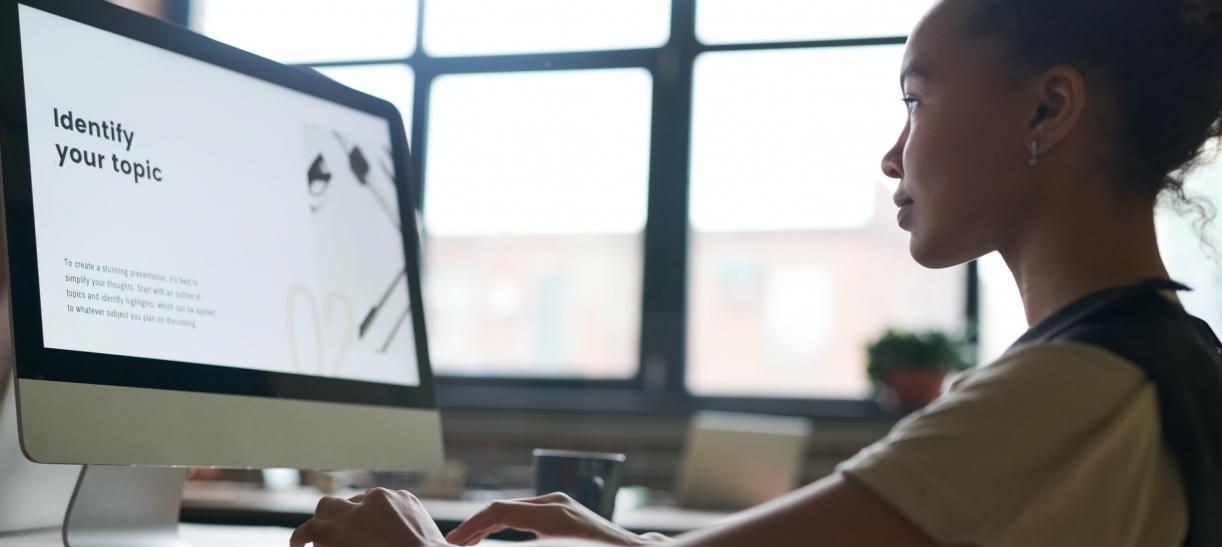 Foto de una joven estudiante frente a la pantalla de un computador.