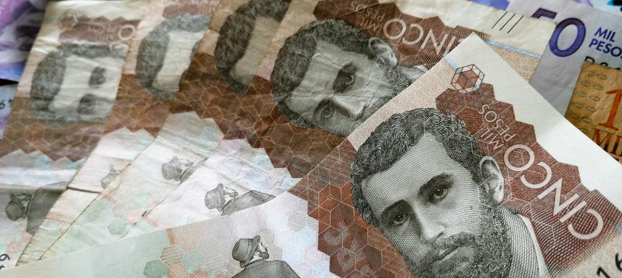 Foto de billetes de cinco mil pesos colombianos.
