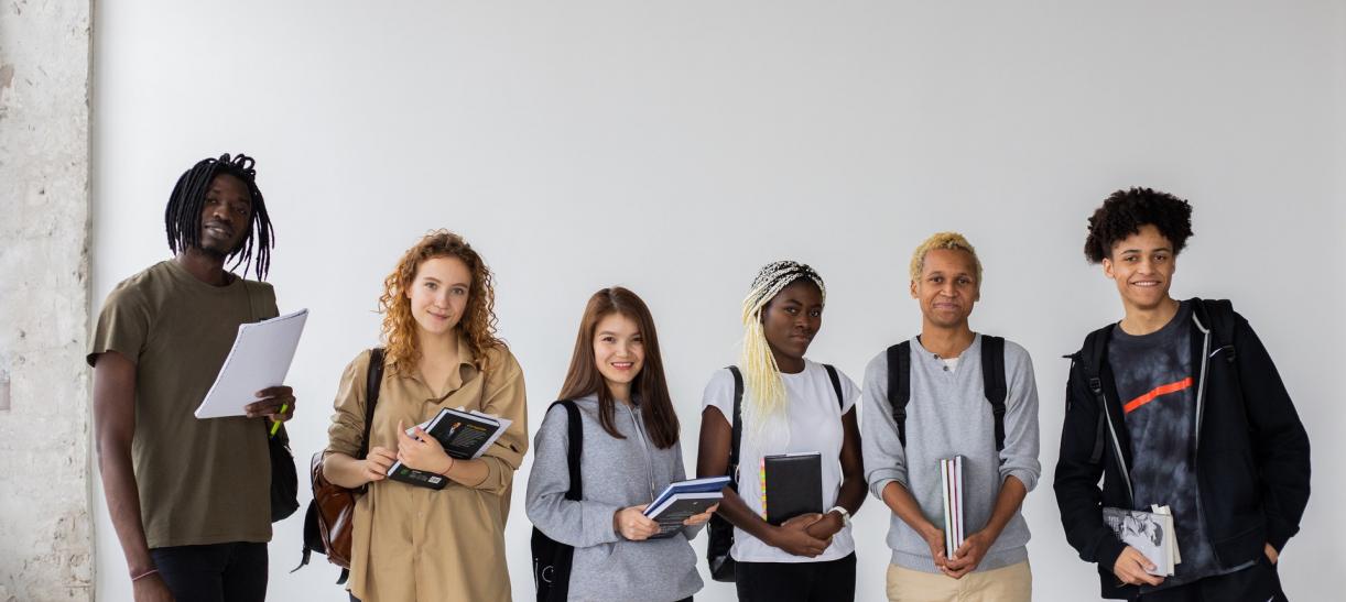 Foto de estudiantes de diversas etnias y culturas.