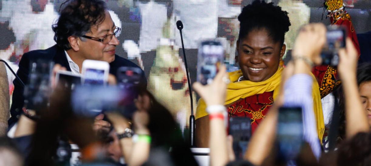 Foto de Gustavo Petro y Francia Márquez celebrando