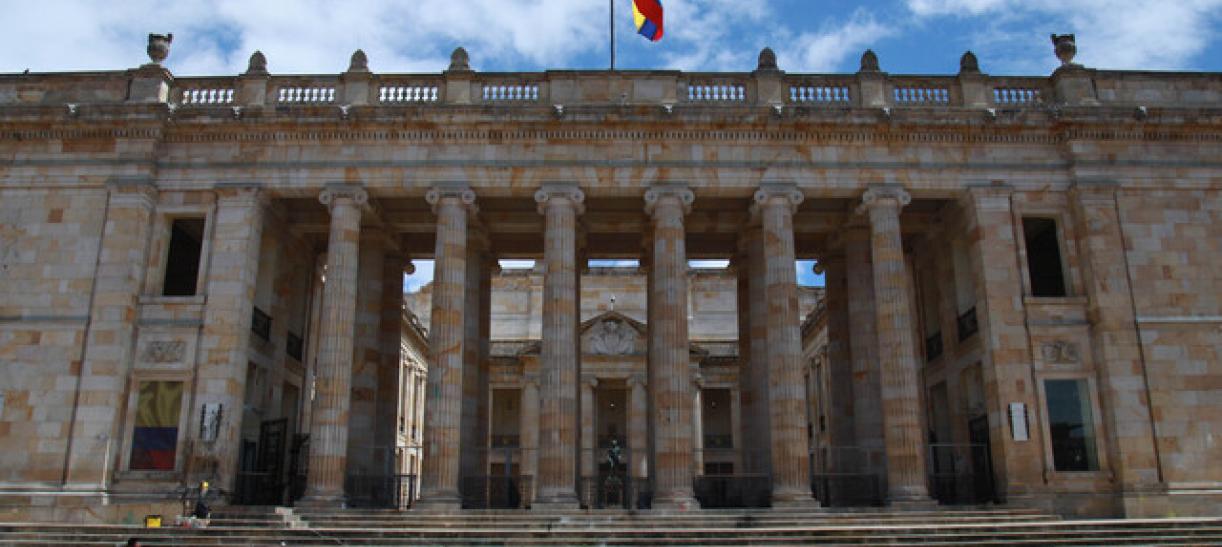 Foto de la fachada del Capitolio Nacional, sede del Congreso de la República, donde hoy inician sesiones extraordinarias.