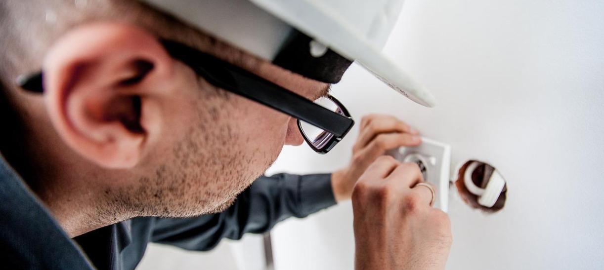 Foto de electricista reparando una toma. Ilustra nota sobre ofertas de trabajo en Fuerza Aérea.