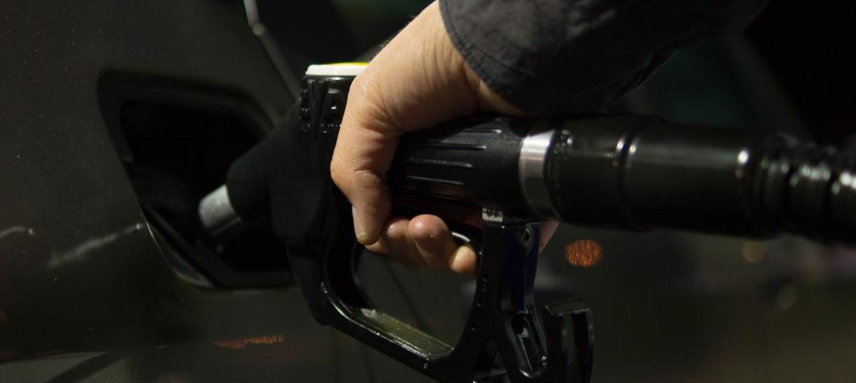 usuario tanqueando su vehículo con gasolina