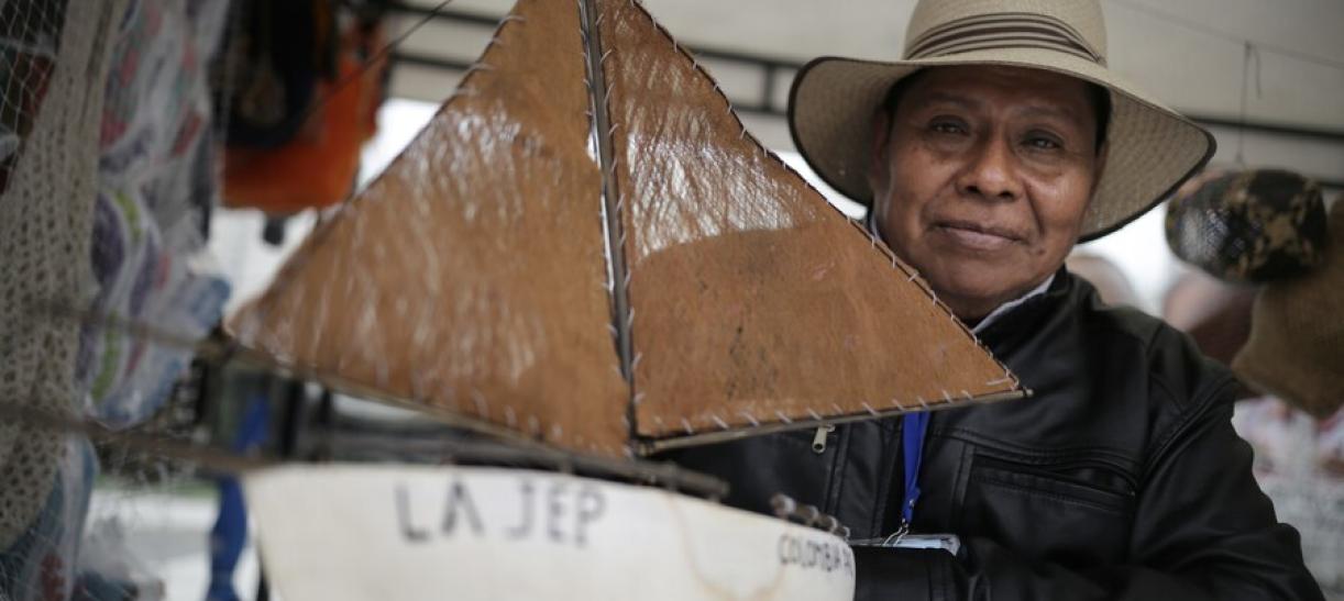 Emprendedor en feria 'Paziempre' en Bogotá, evento dedicado a promover el emprendimiento de campesinos e indígenas desplazados por el conflicto armado en Colombia.