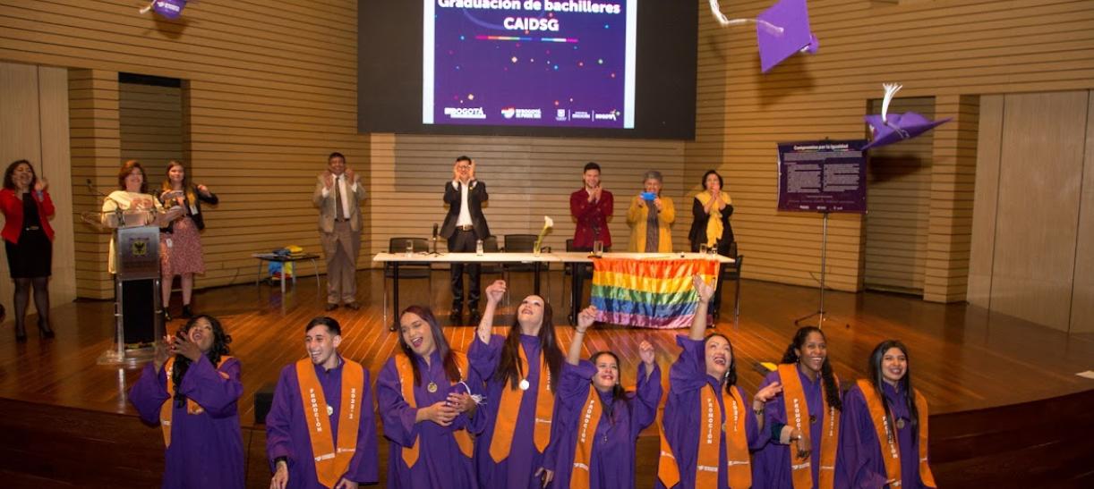 Mujeres transgénero se gradúan en primera promoción de bachilleres LGBTI.