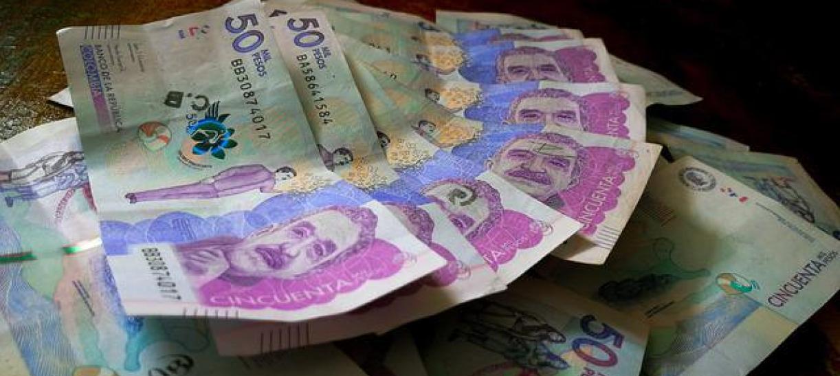 Foto de billetes de $50.000 colombianos. Ilustra nota sobre pagos vencidos de ingreso solidario.