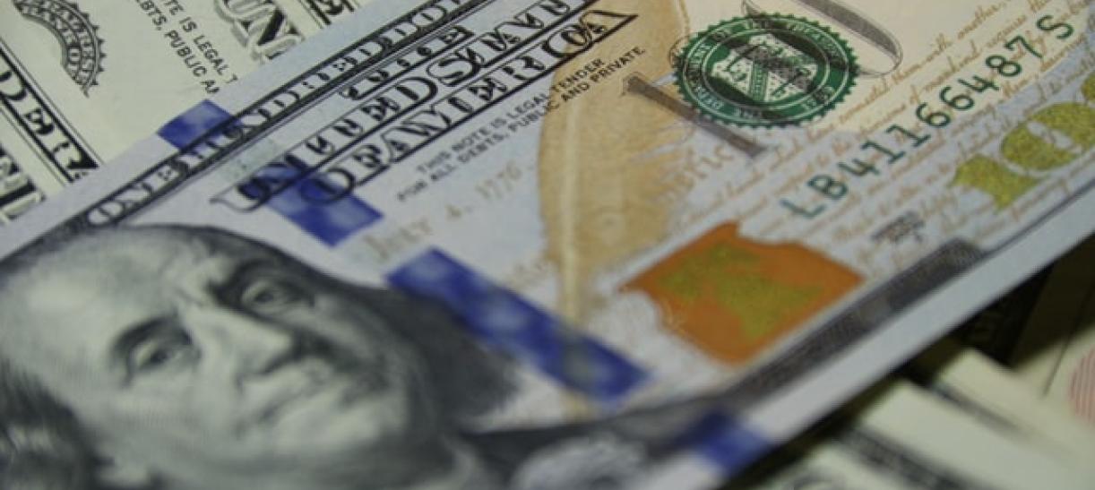 Foto de billetes de 100 dólares. Ilustra nota sobre la subida del dólar y cómo te afect.
