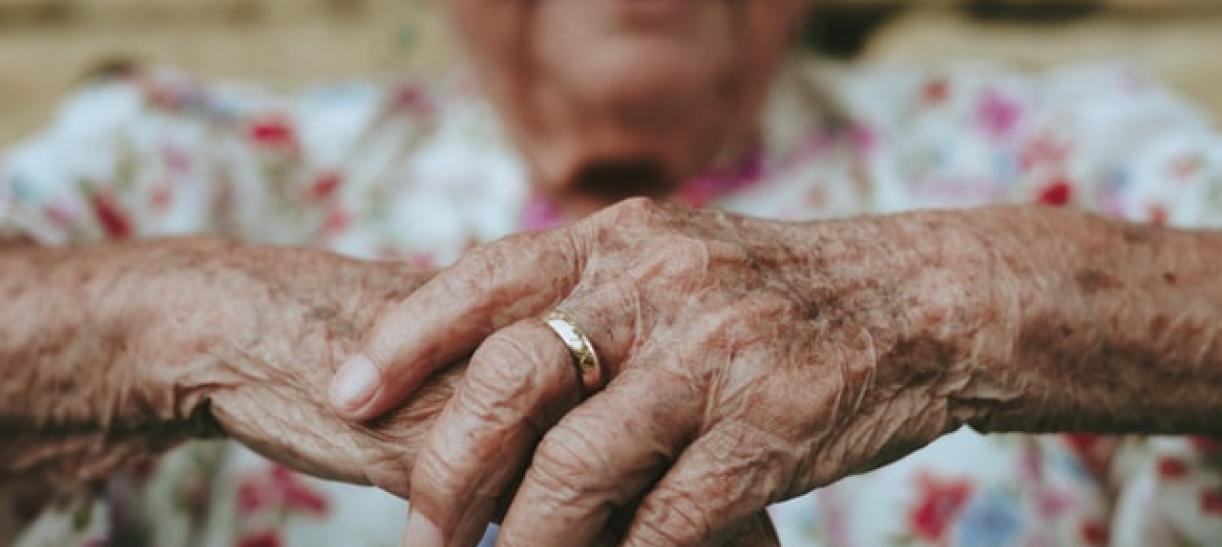 Foto de las manos de una mujer adulta mayor. Ilustra nota sobre pagos de Colombia Mayor que se harán en julio de 2022.