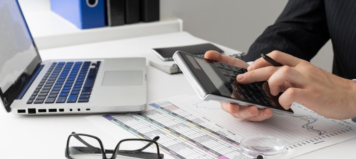 Foto de computador y calculadora. Ilustra nota sobre pago por cuotas de impuesto predial.