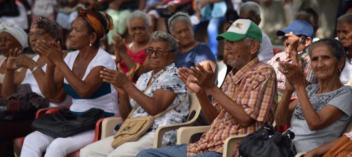 Foto de personas de la tercera edad. Ilustra nota sobre pagos de Colombia Mayor 2022.