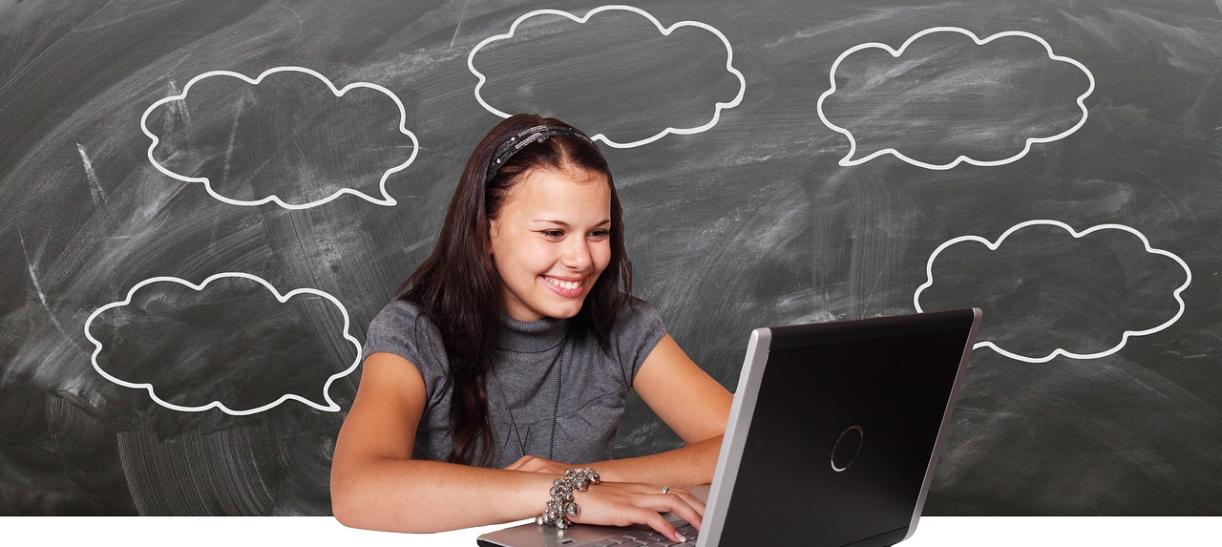 Foto de mujer tomando clases virtuales frente a un computador. Ilustra nota sobre becas Google para cursos en tecnología.