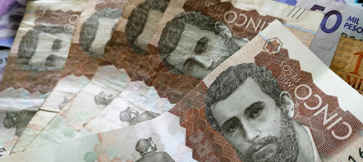 Foto de billetes de $5.000. Ilustra nota sobre cómo cobrar Devolución del IVA.