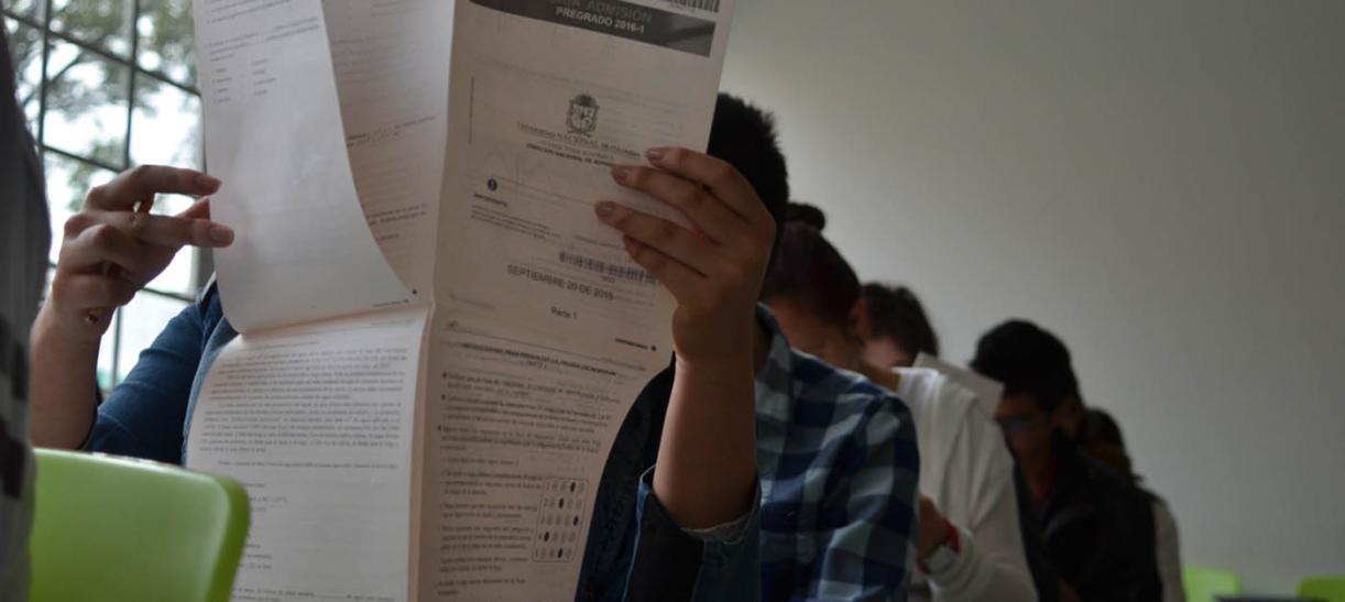 Foto de un joven presentando el examen de admisión de la Universidad Nacional.