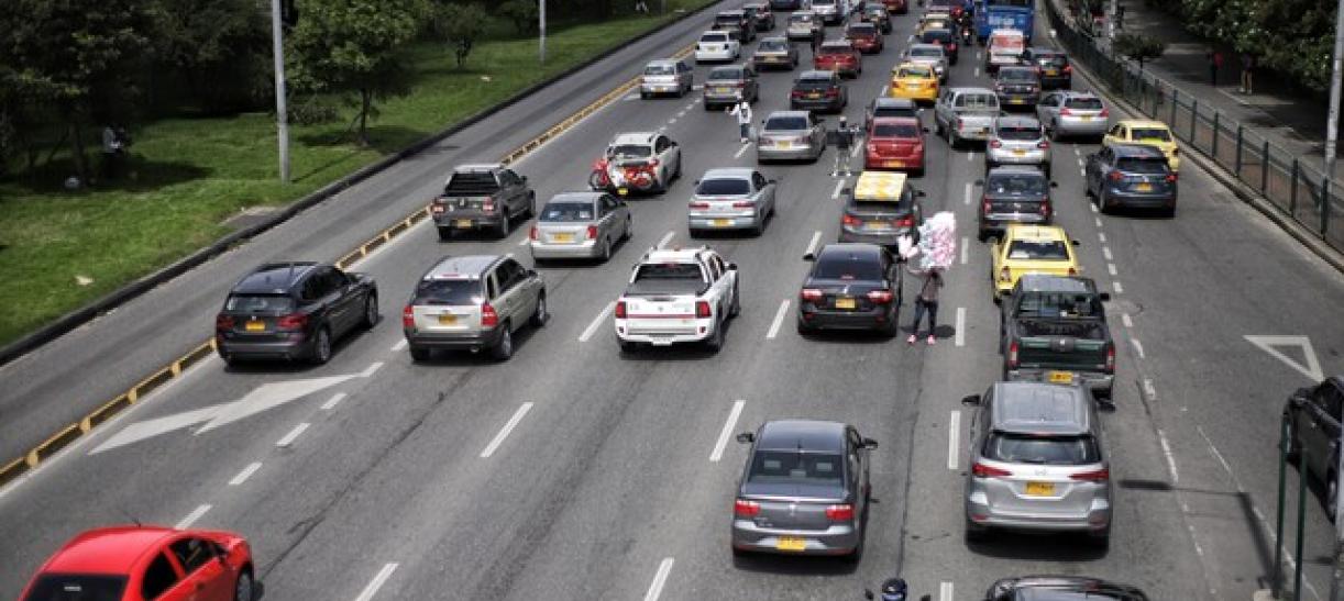 Foto de carros en la autopista Norte. Ilustra nota sobre pago de impuesto de vehículos en Bogotá.