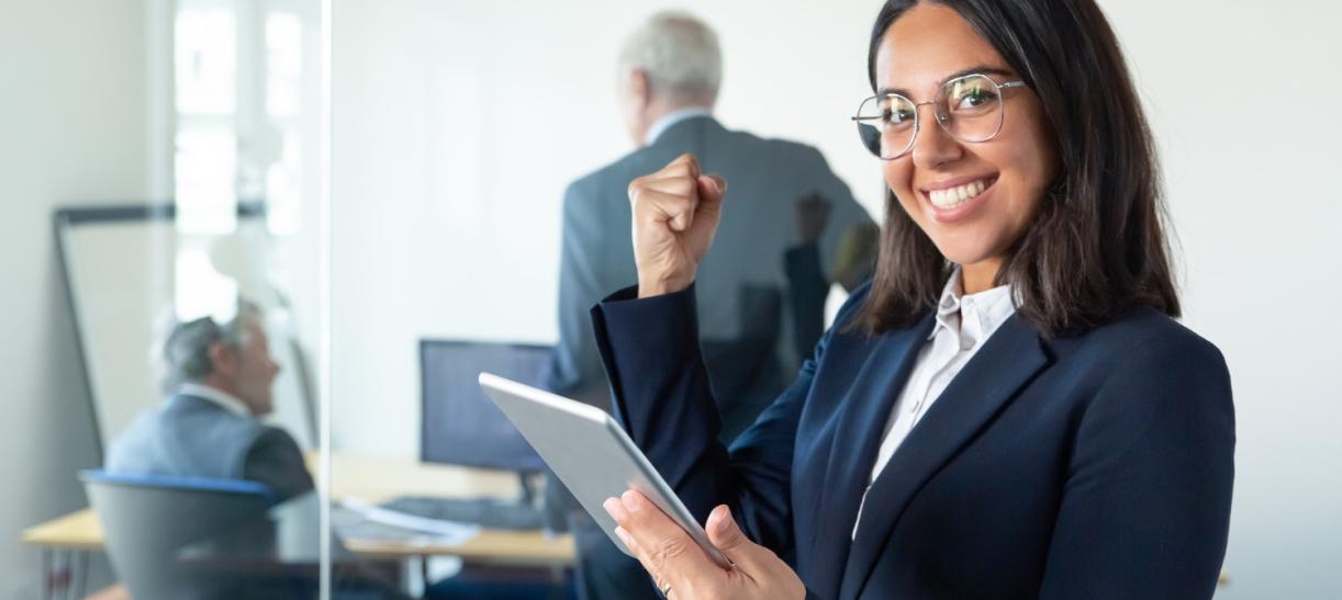 Foto de mujer joven con tablet en la mano. Ilustra nota sobre Vacantes de trabajo en ExpoEmpleo SENA Joven.
