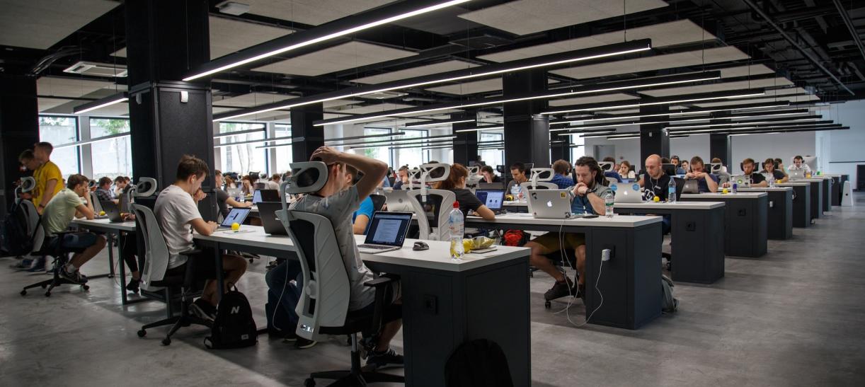 Oficina con empleados. Ilustra nota sobre ayuda económica por crear nuevos empleos.