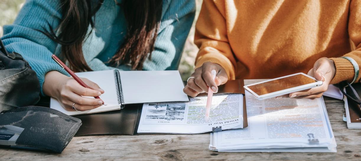 Foto de dos jóvenes estudiando. Ilustra nota sobre becas de maestría en universidad de España UNIR.