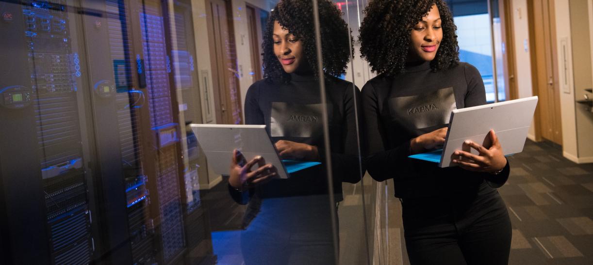 Foto de mujer con un computador. Ilustra nota sobre becas en programación para mujeres del Pacífico.