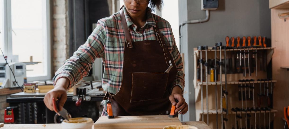 Mujer trabajando en carpintería. Ilustra nota sobre empleo en Canadá para colombianos.