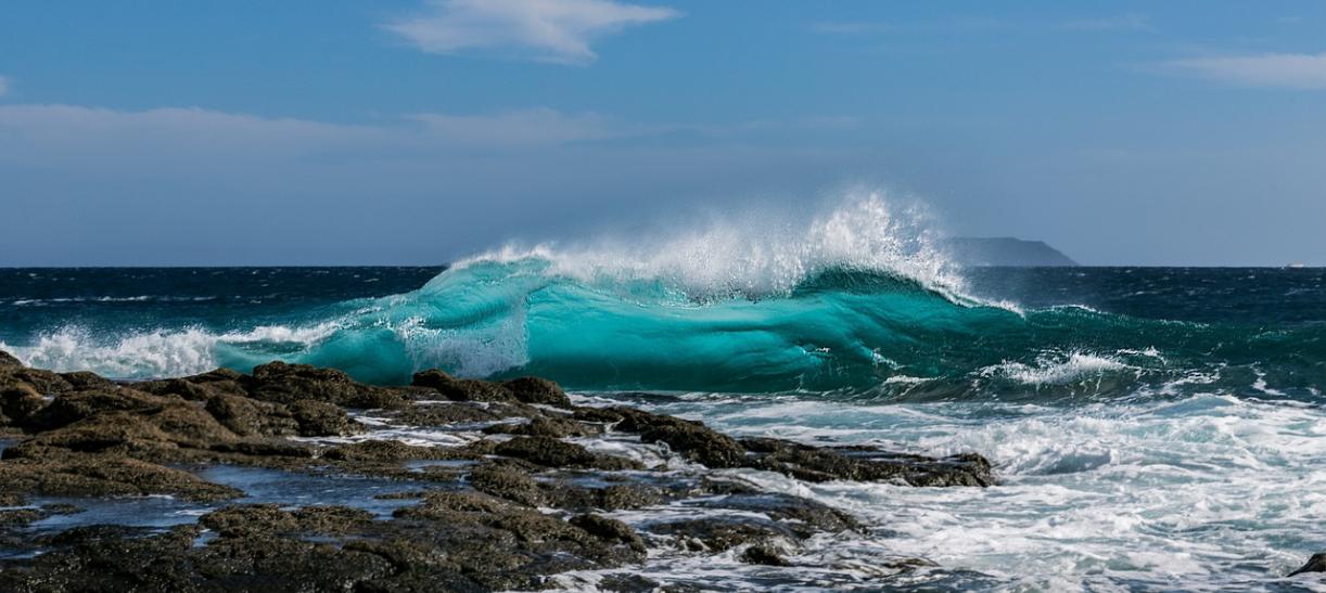 Foto de mar con oleaje. Ilustra nota sobre depresión tropical 9 en Colombia: