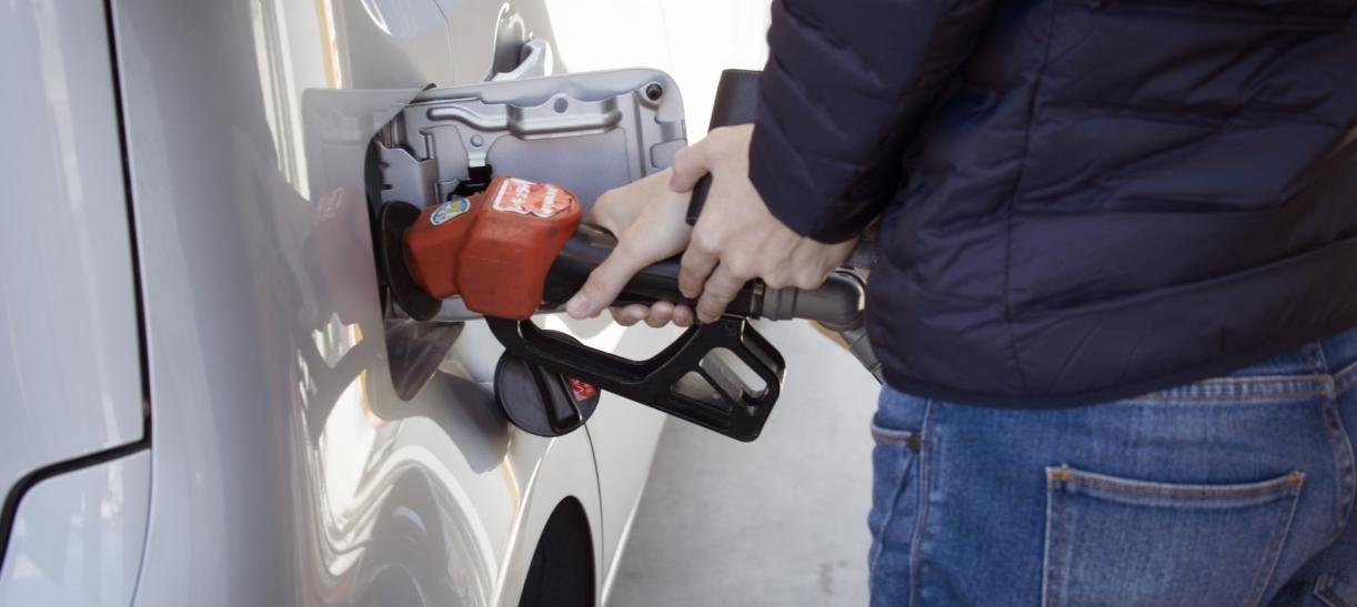 Persona tanqueando un vehículo con combustible. Ilustra nota sobre precio de la gasolina.