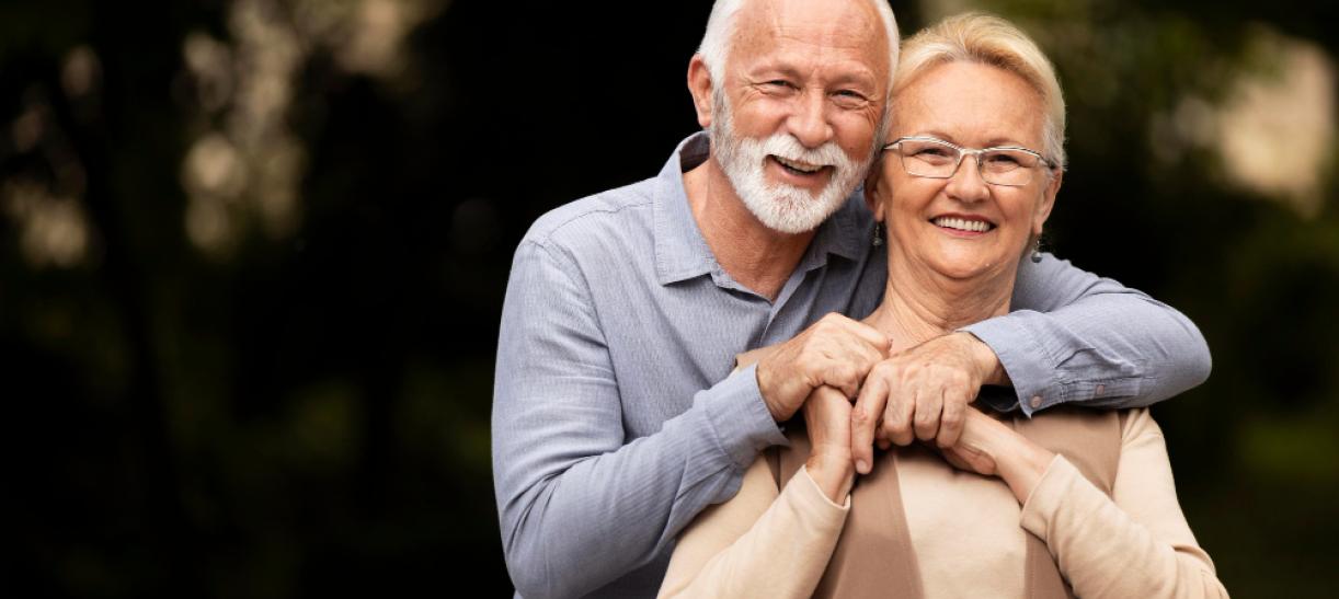 Foto de una pareja de adultos mayores. Ilustra nota sobre cómo y dónde cobrar el subsidio de Colombia Mayor.