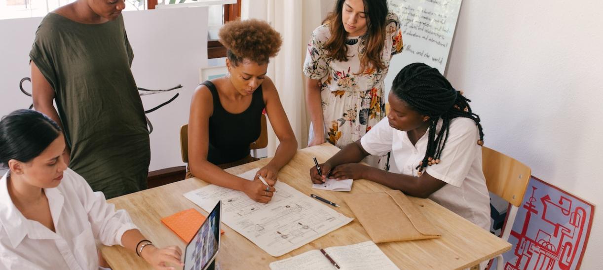 Grupo de mujeres trabajando en una oficina. Ilustra nota sobre convocatoria para emprendedoras.