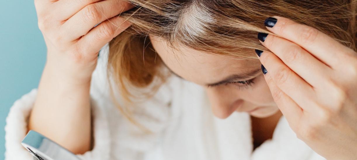 Mujer con canas