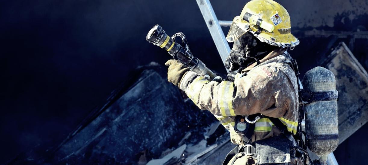 Bombero atendiendo incendio. Ilustra nota sobre el Simulacro Distrital de Evacuación, Bogotá.