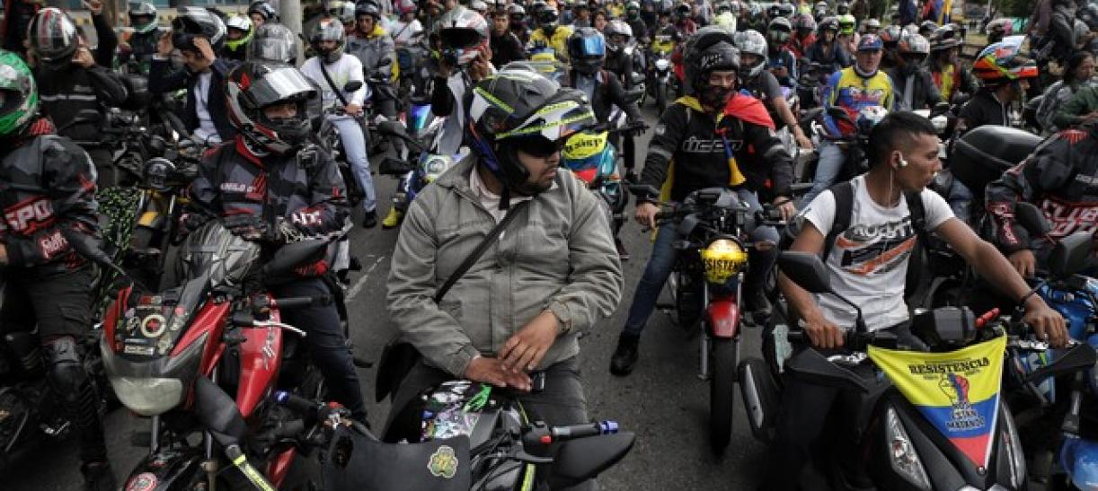 Caravana de motociclistas protestando por el aumento en las tarifas del SOAT