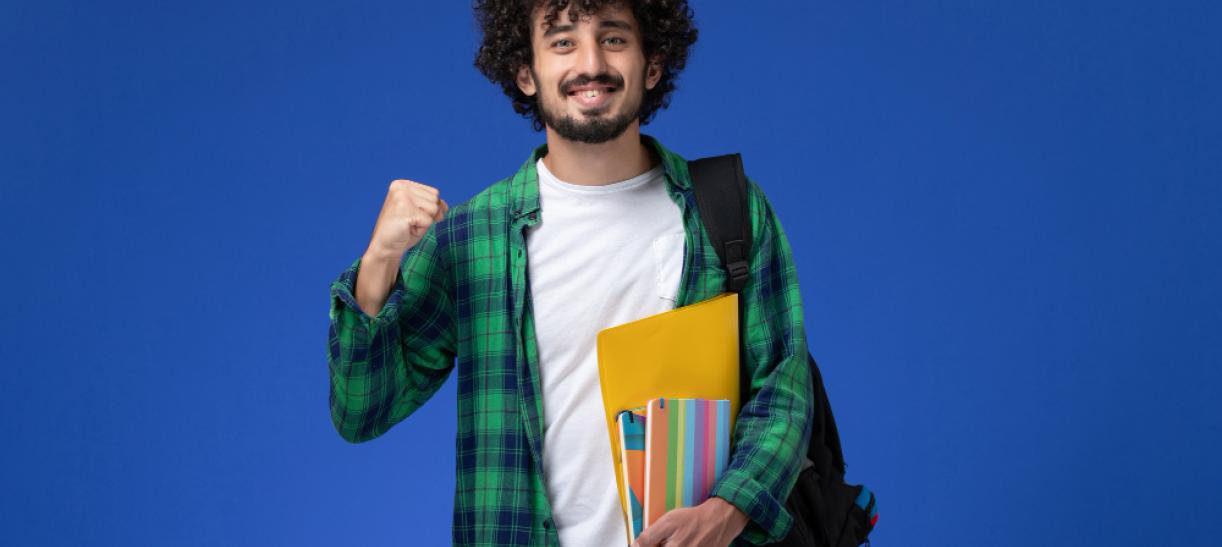 Joven estudiante con libros en la mano. Ilustra nota sobre ICETEX tendrá créditos de cero intereses.