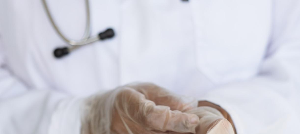Médico realizando vasectomía