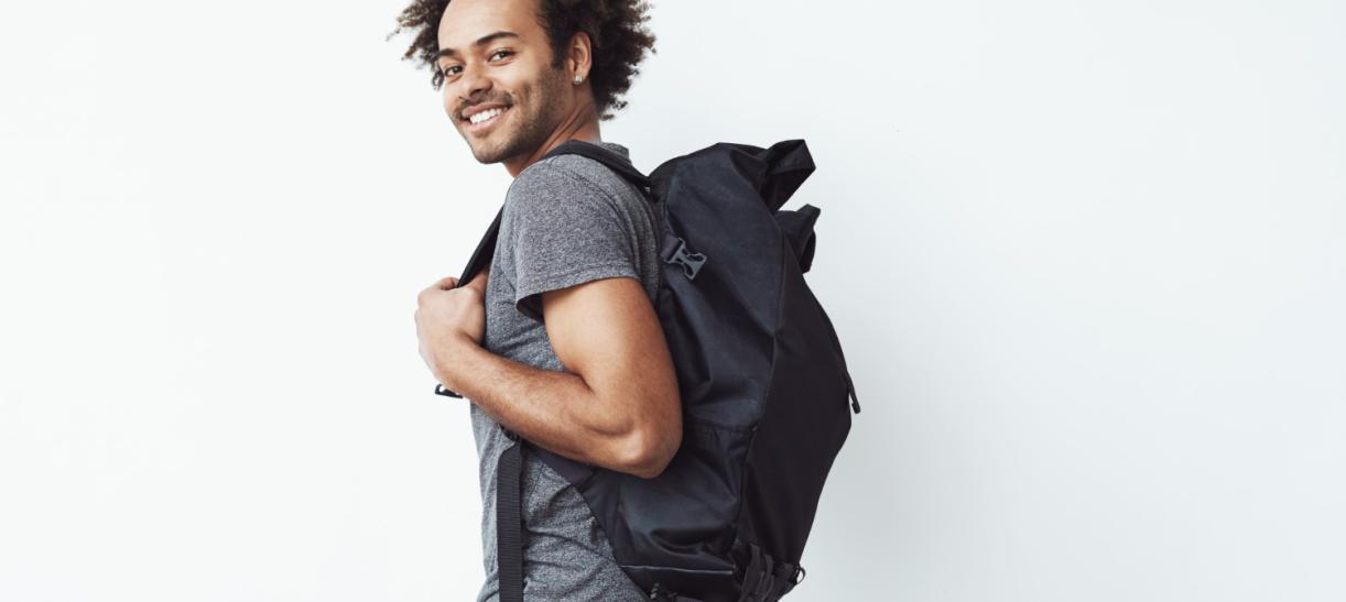 Joven con bolso negro. Ilustra nota sobre inscripciones en la Universidad del Valle 2023.