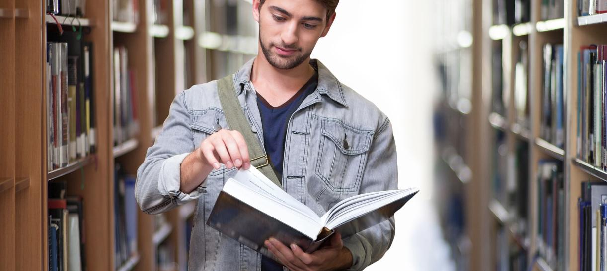 Joven estudiante universitario