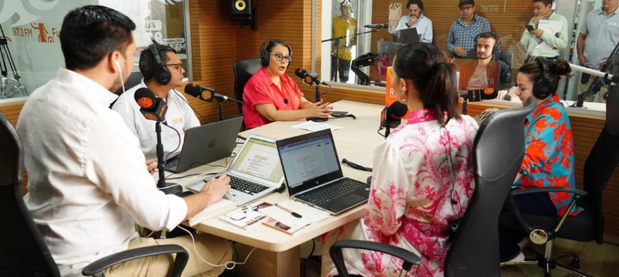 Cabina de radio de la emisora de paz de Fundación, Magdalena.