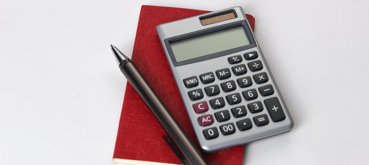 Calculadora, agenda y esfero. Ilustra nota sobre nevos impuestos 2023.