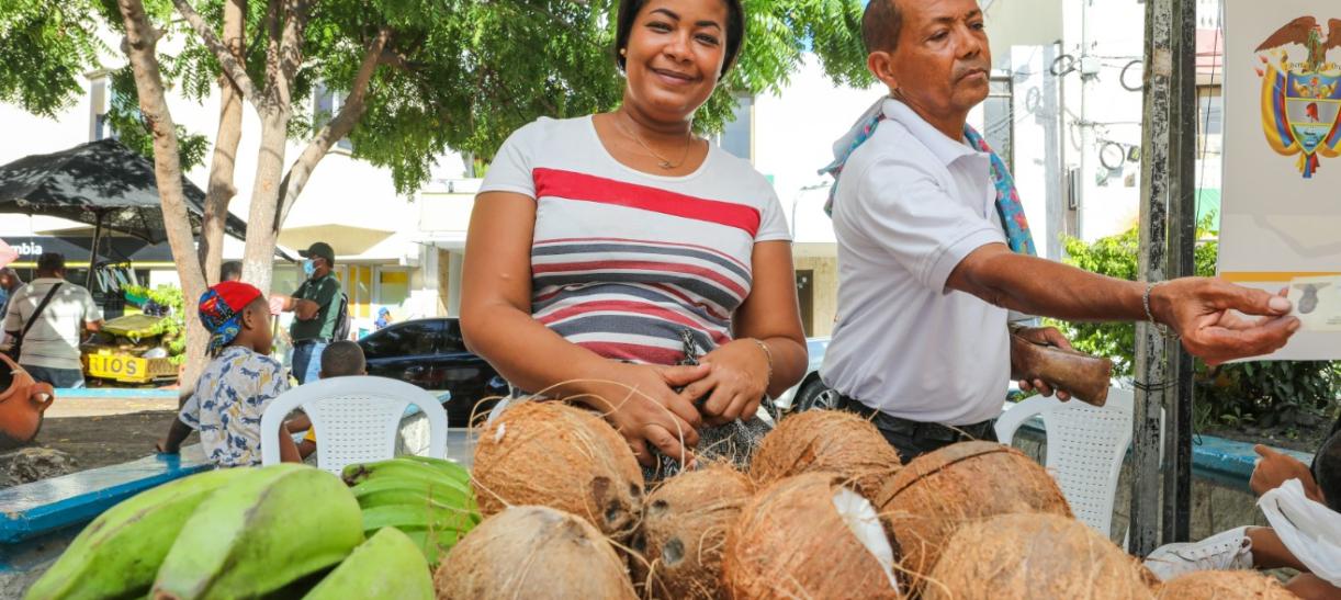 Vendedora de cocos con su puesto en la calle.