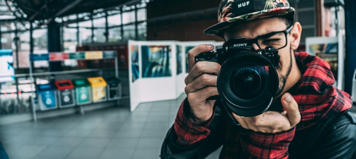 Fotógrafo con su cámara apuntando al frente.