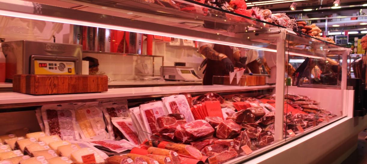 Refrigerador con carnes adentro.