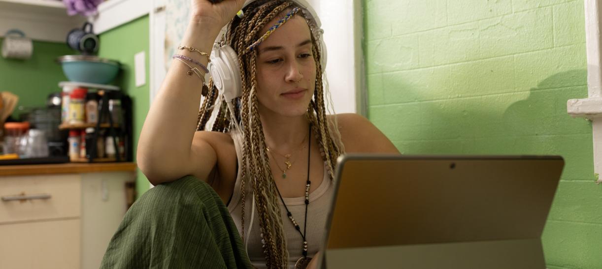 Joven mujer frente a un computador.