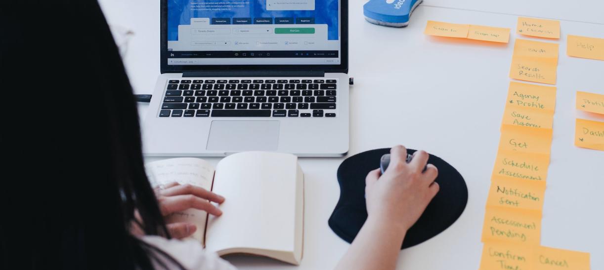 Mujer frente a computador portatil. Ilustra nota de becas en inglés y tecnología para mujeres.