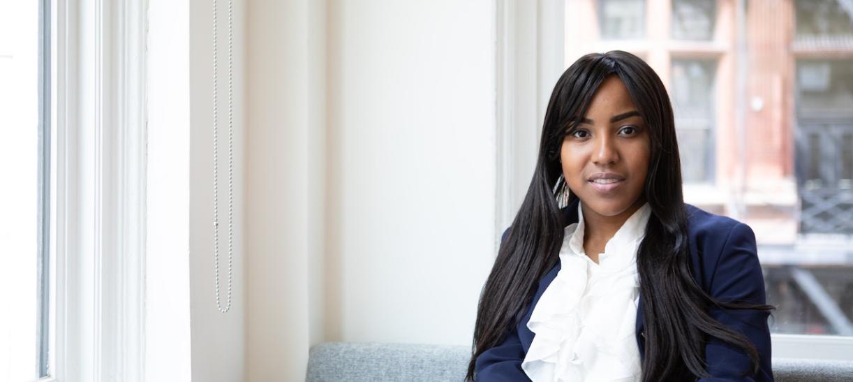 Mujer sentada en sofa. Ilustra nota sobre empleo para comunidades afro.