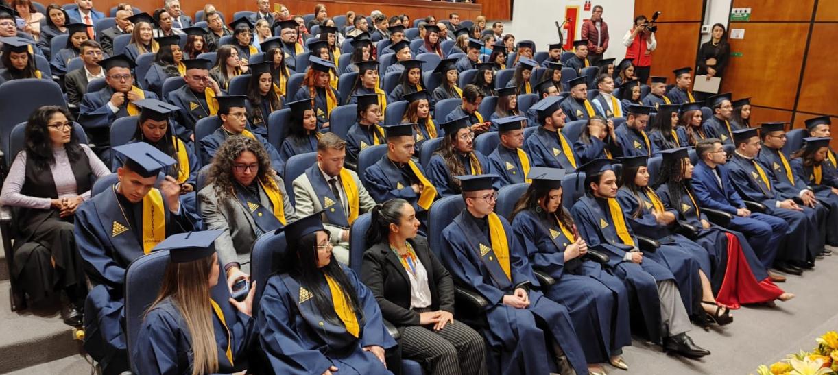 Foto de graduación en la Escuela Superior de Administración Pública, ESAP.