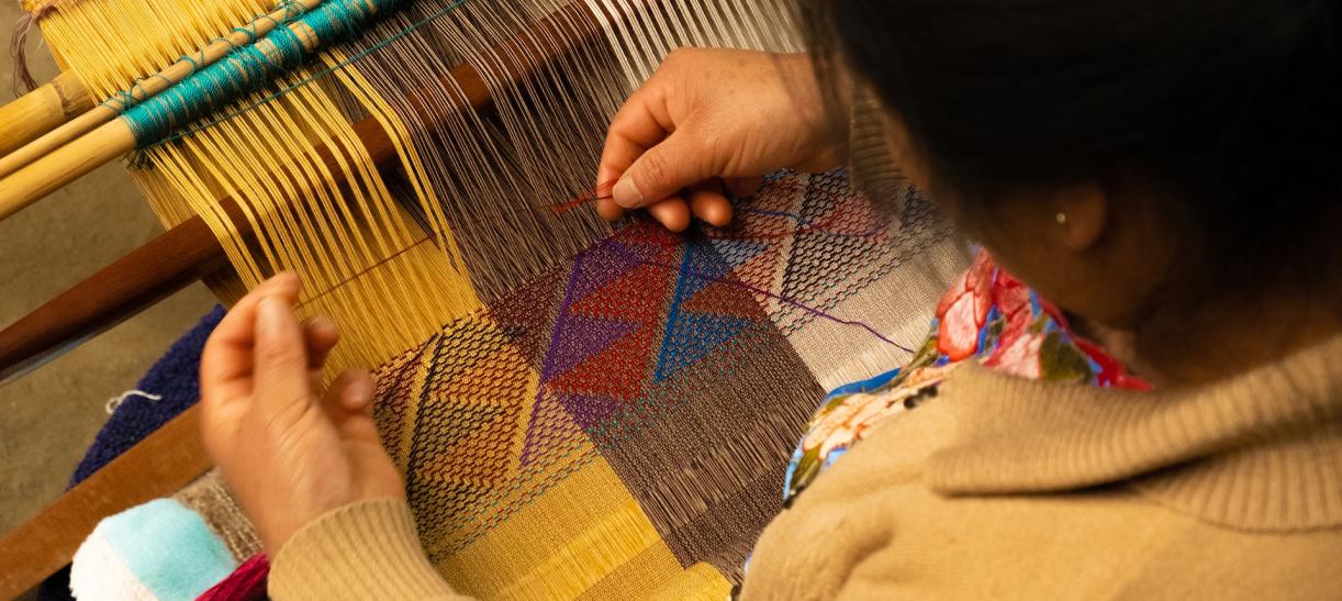 Foto de mujer artesana en un telar. Ilustra nota sobre Universidad de los Saberes Ancestrales y Tradicionales de Colombia.