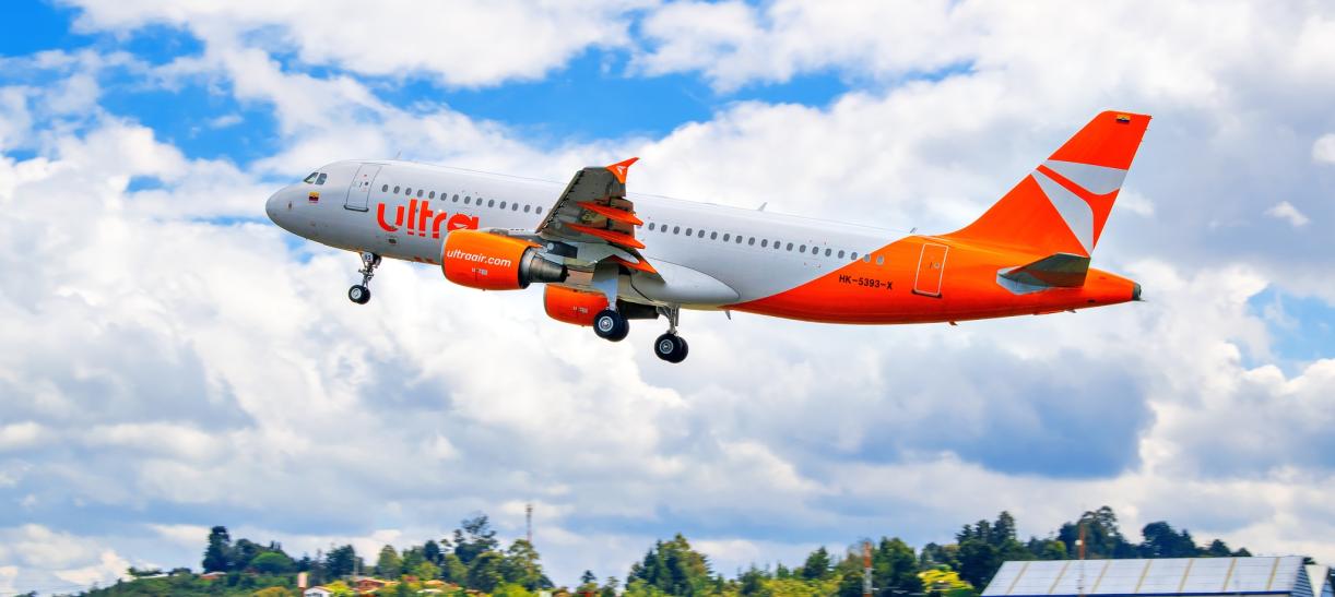Avión de Ultra Air despegando 