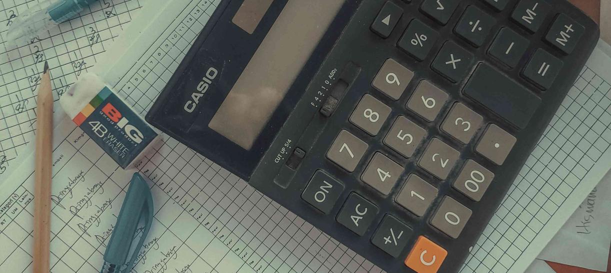 Calculadora junto a objetos de papelería. Ilustra nota sobre declaración de renta 2023.